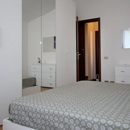 Two Steps From Garda Apartment